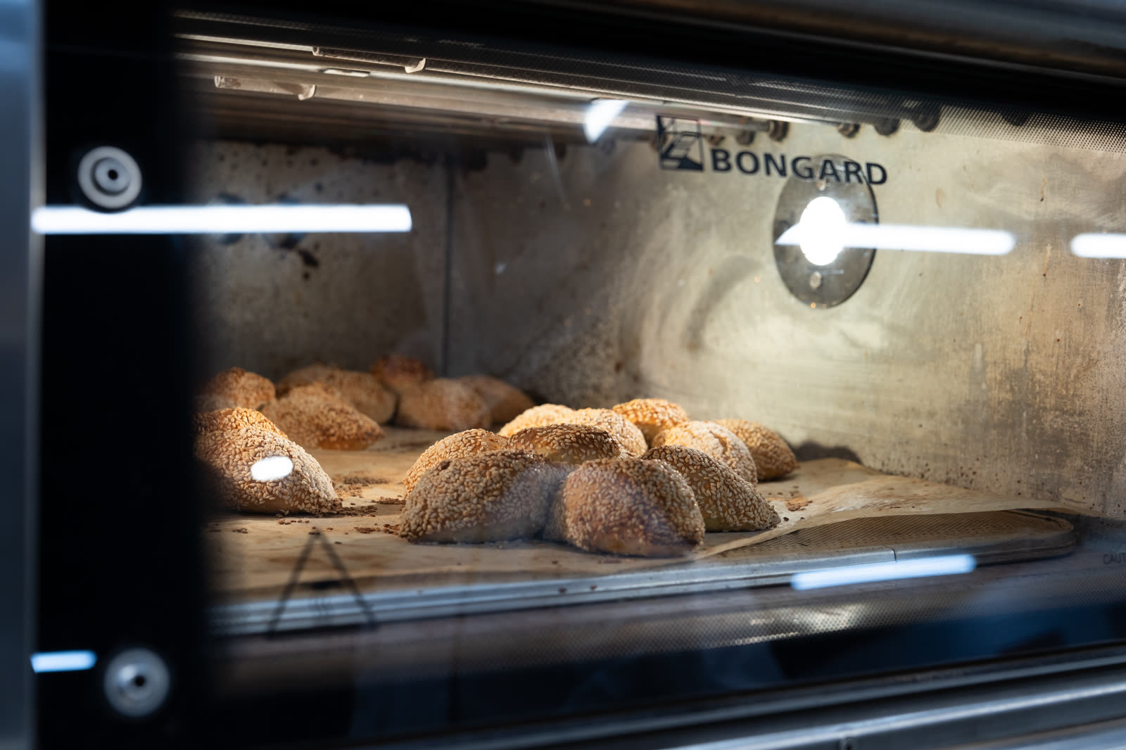 Panes horneándose en horno Bongard