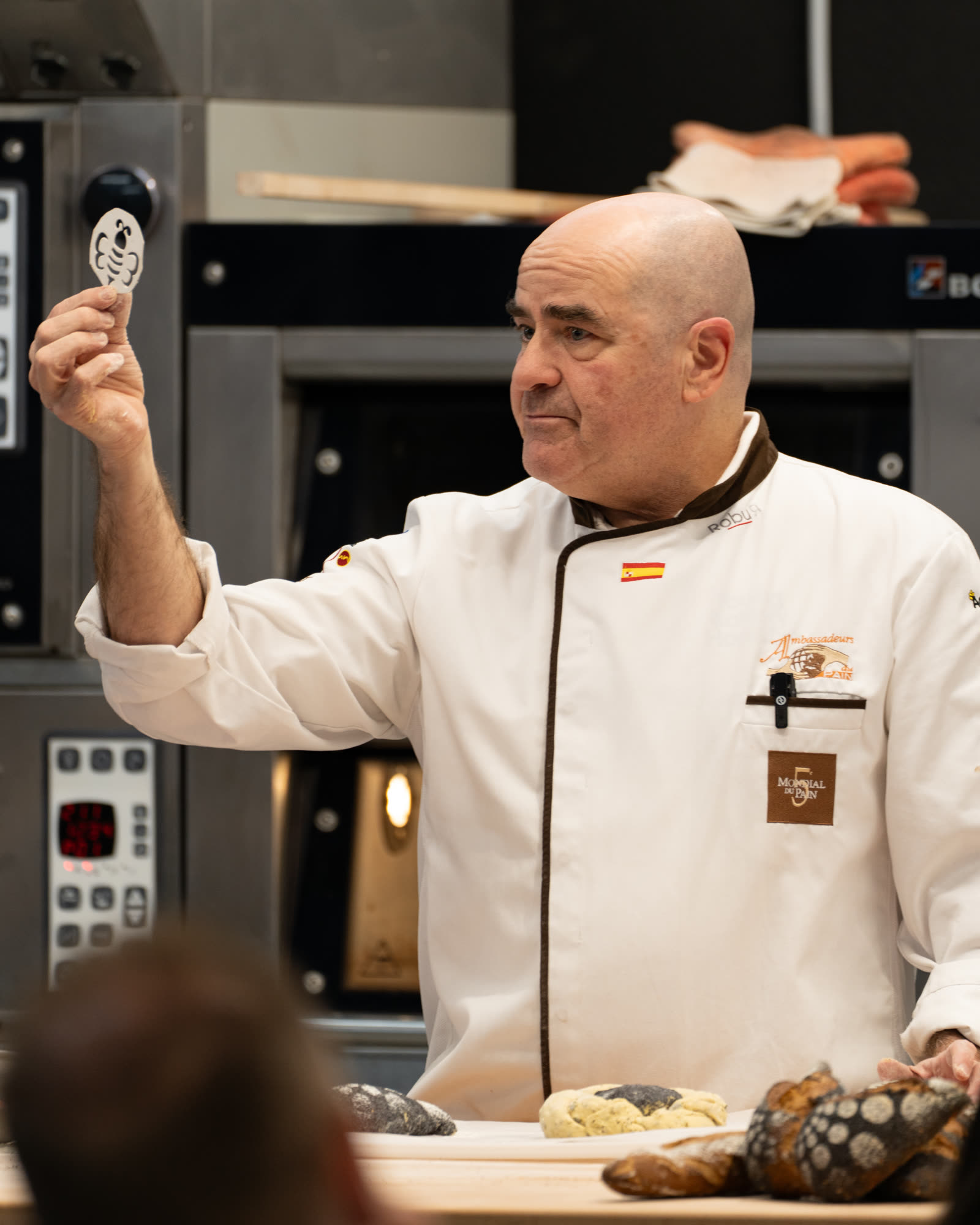 Josep Pascual mostrando un sello artesanal de pan