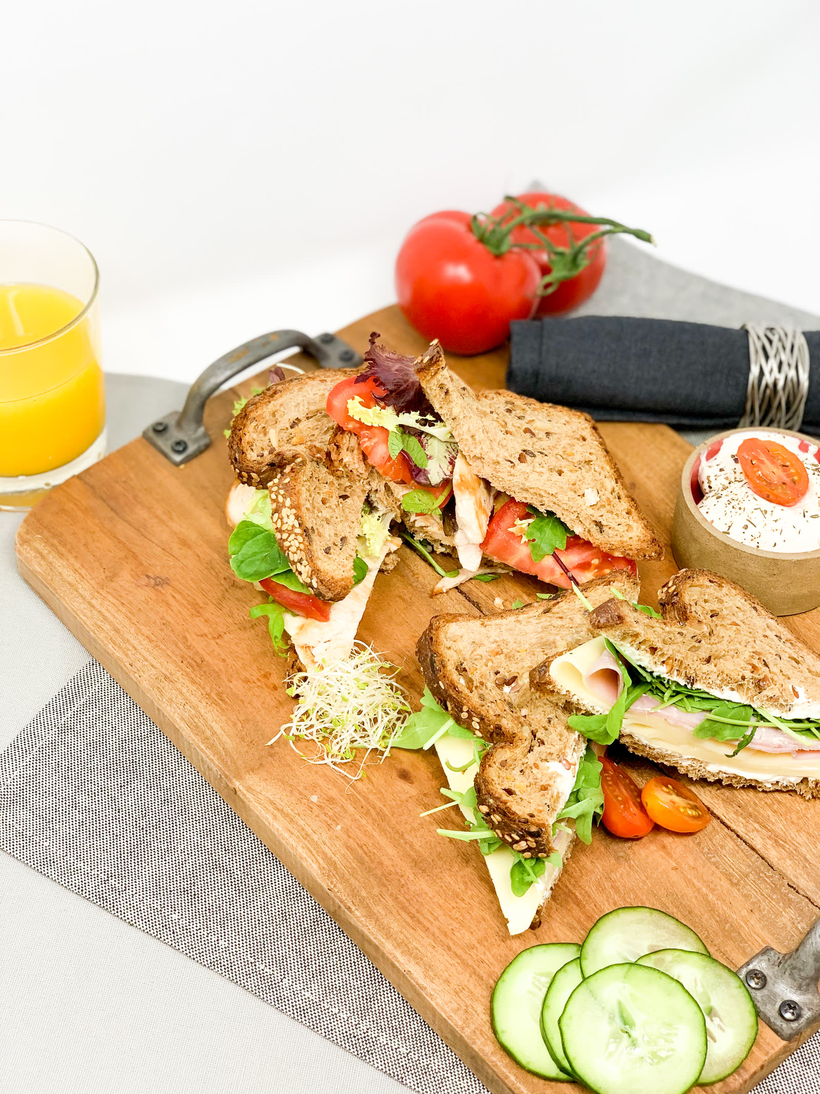 Sándwich de pan proteico con pollo y vegetales