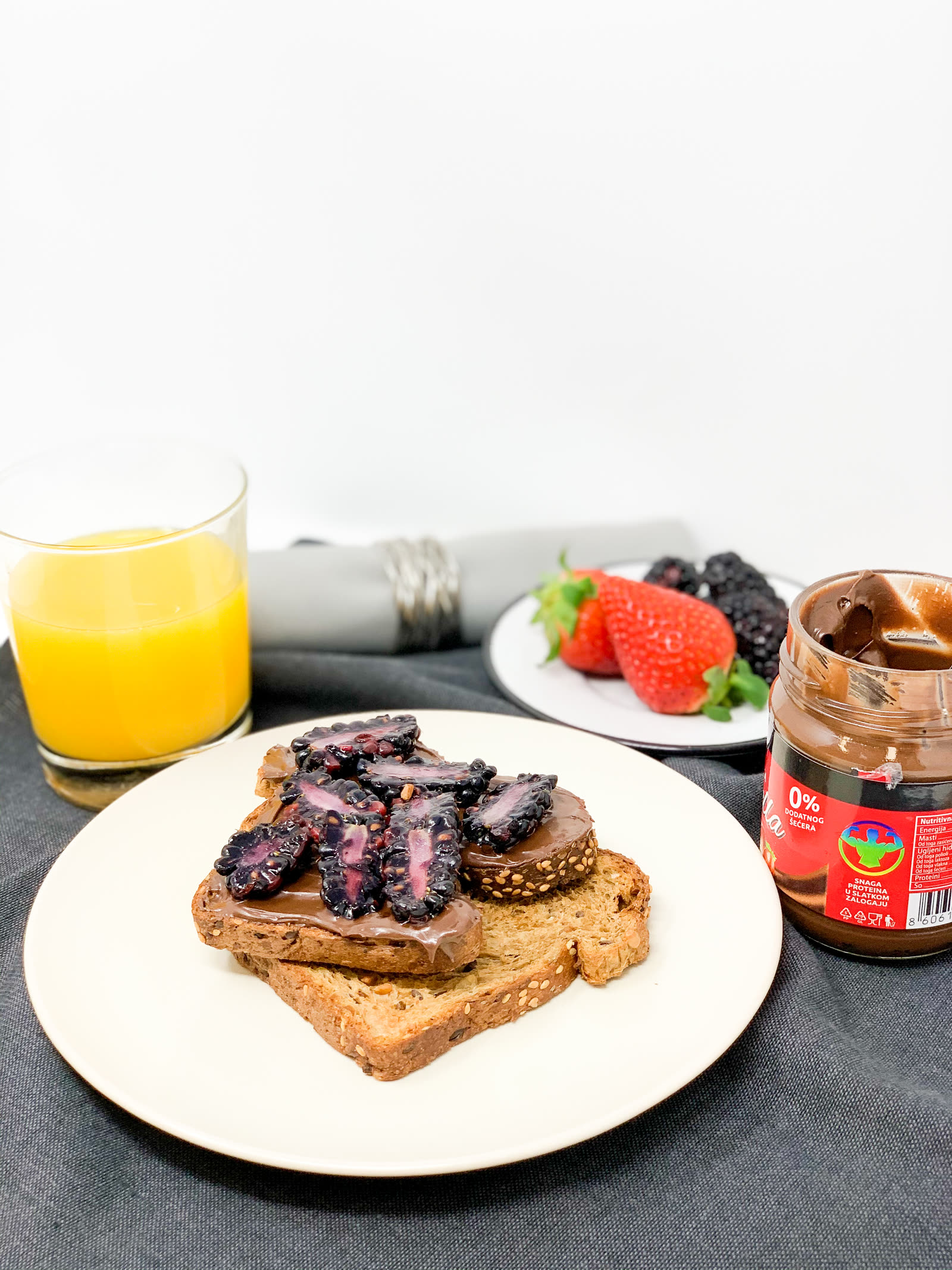 Tostada de pan proteico con crema de cacao y frutos rojos