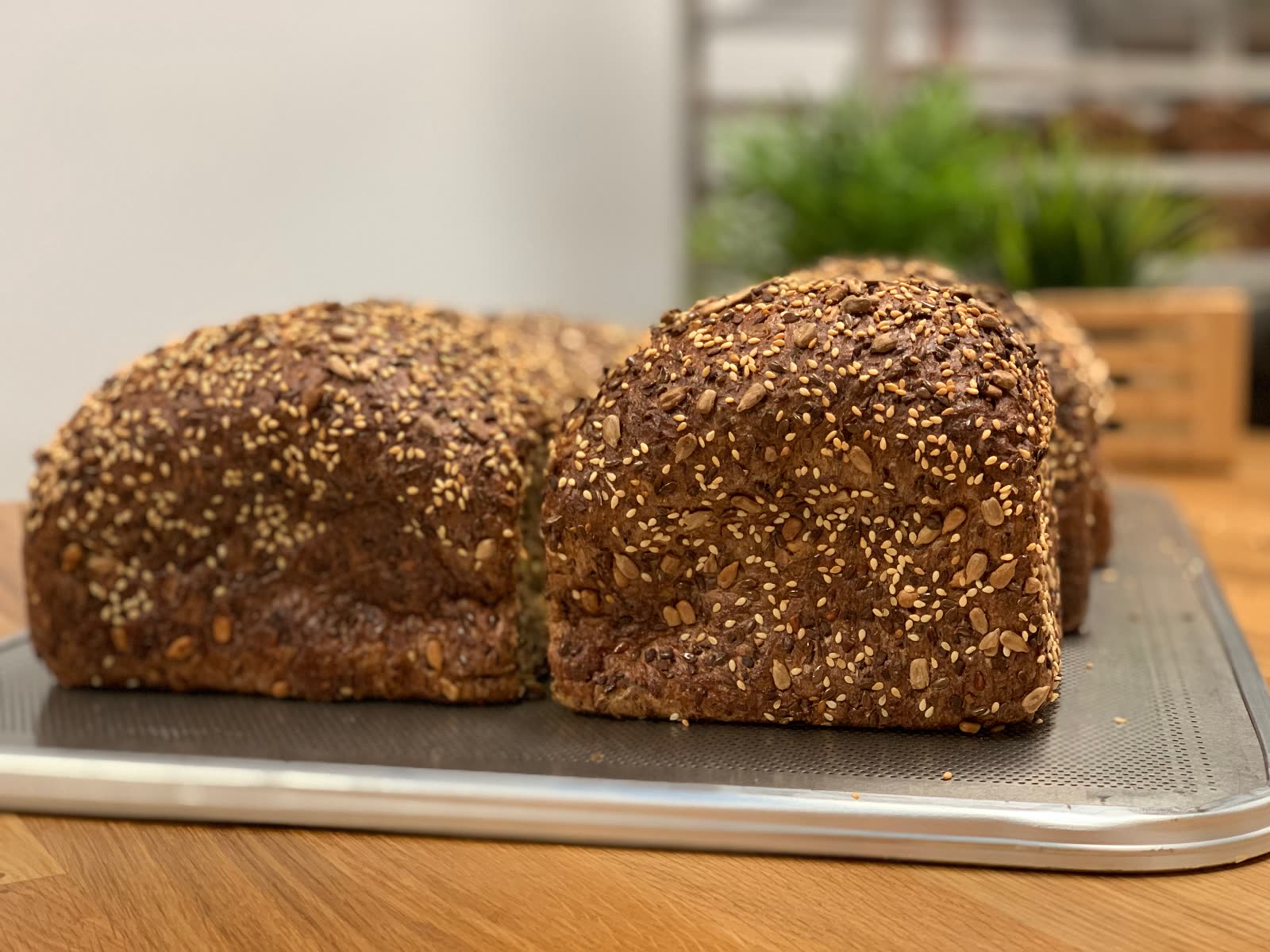 Pan proteico con semillas cortado
