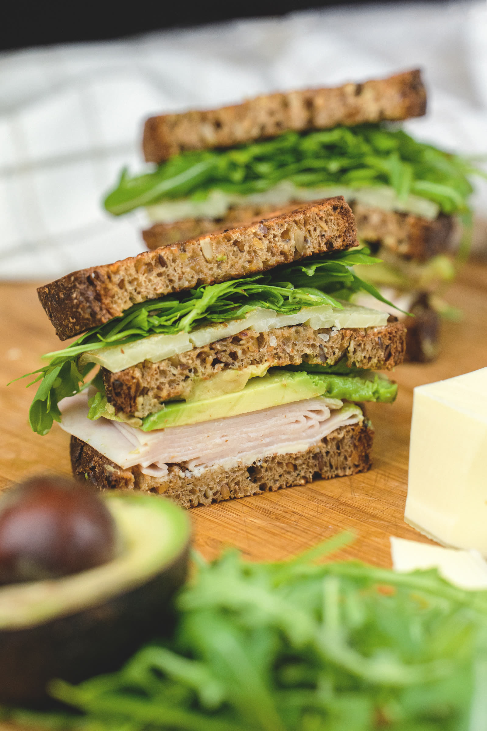 Sándwich de pan proteico con aguacate y pavo