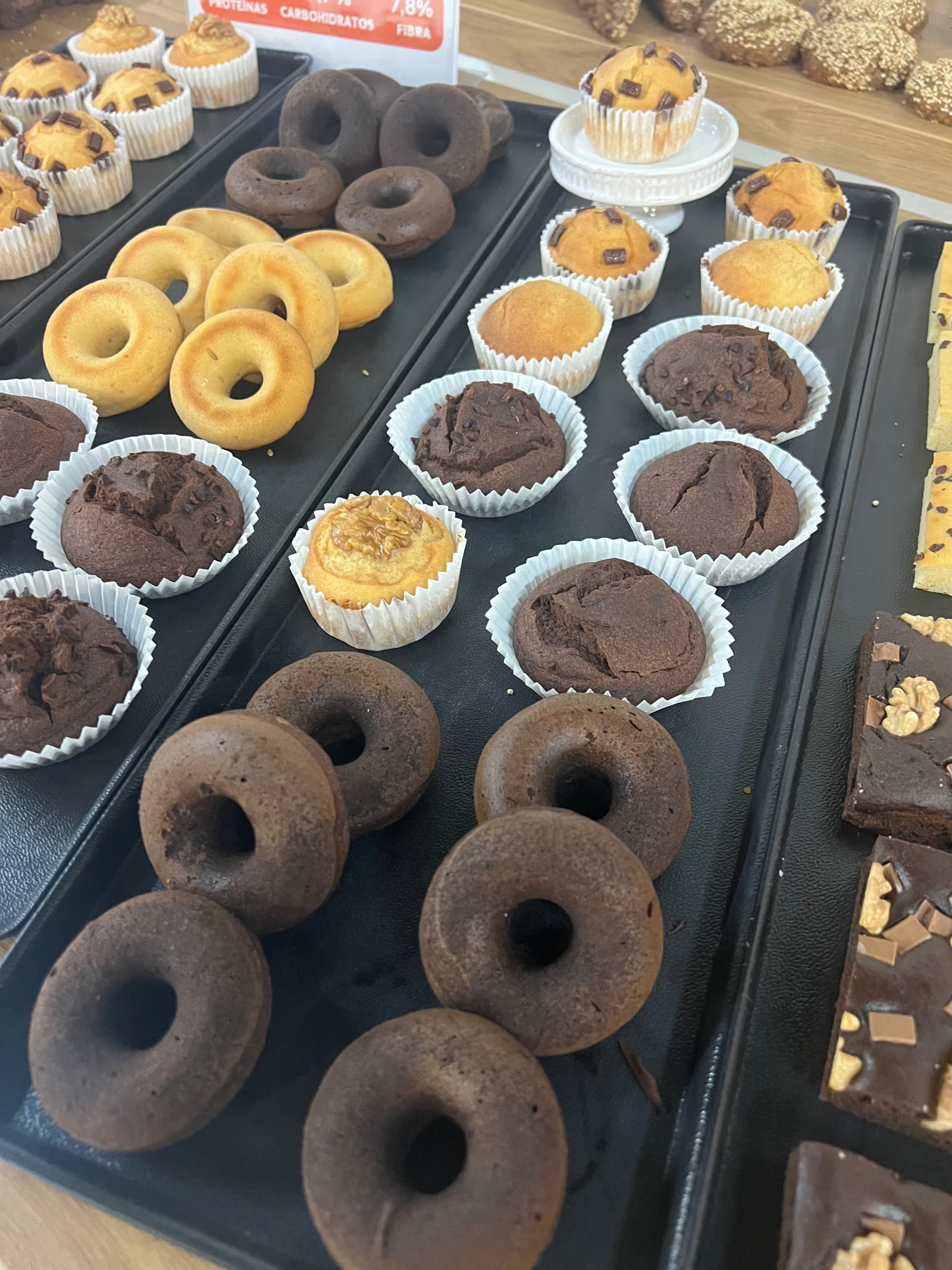 Surtido de donuts, muffins y brownies proteicos