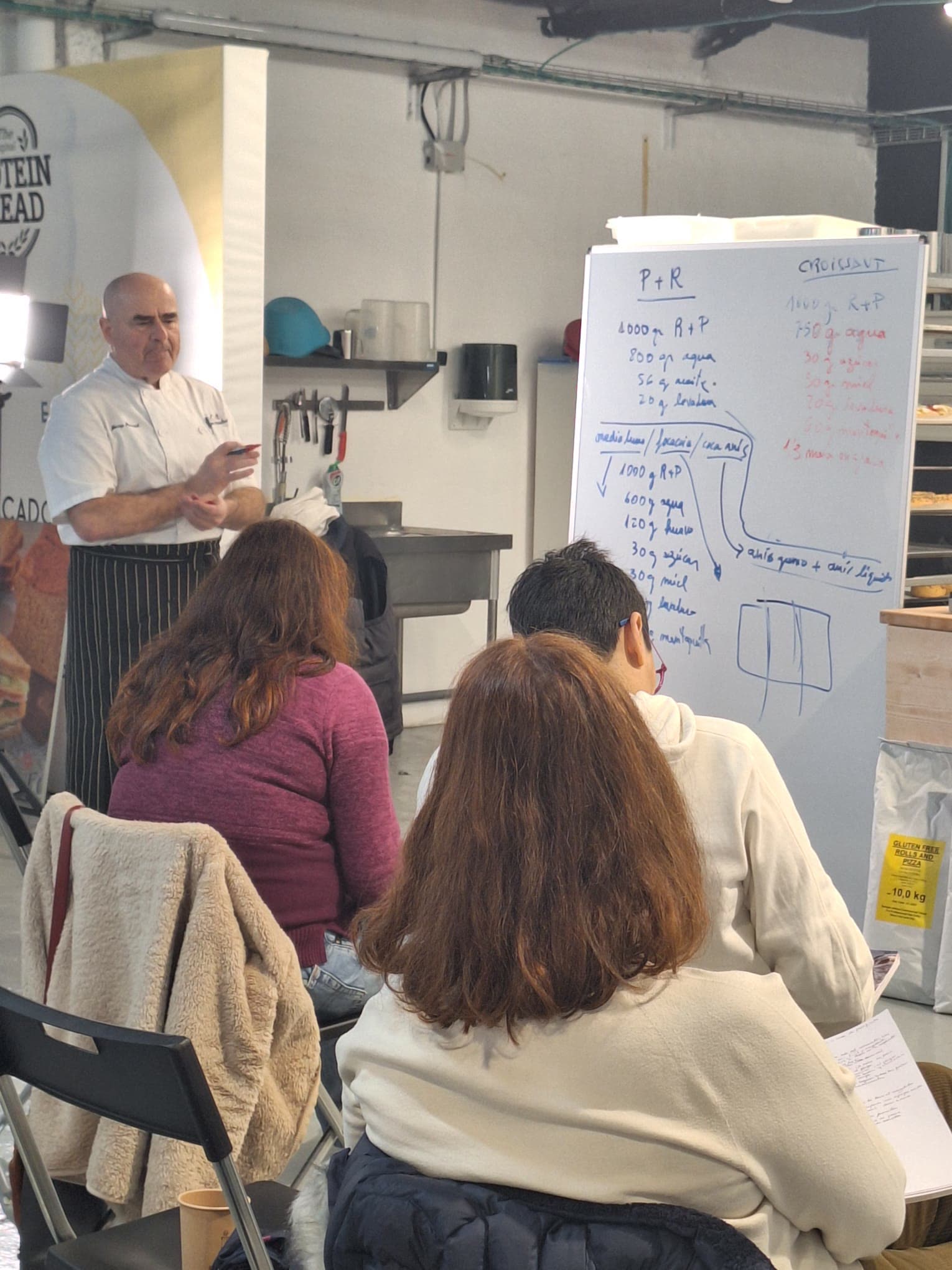 Josep Pascual explicando en la pizarra