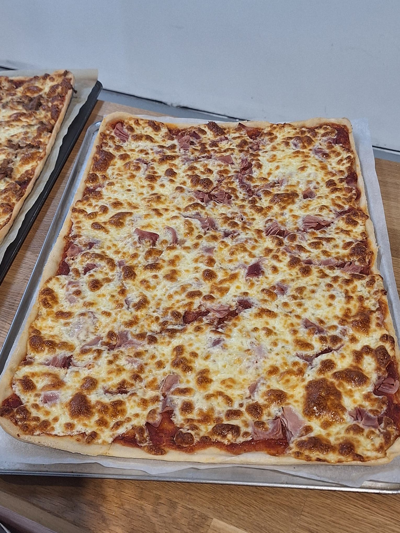 Pizza de jamón y queso