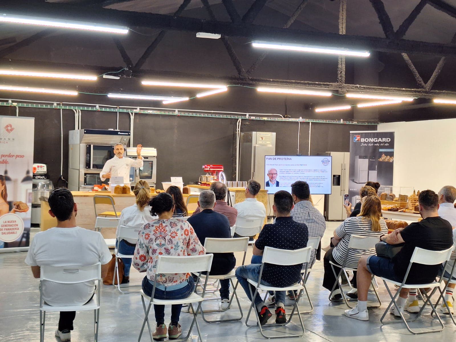 Alex Neugebauer presentando