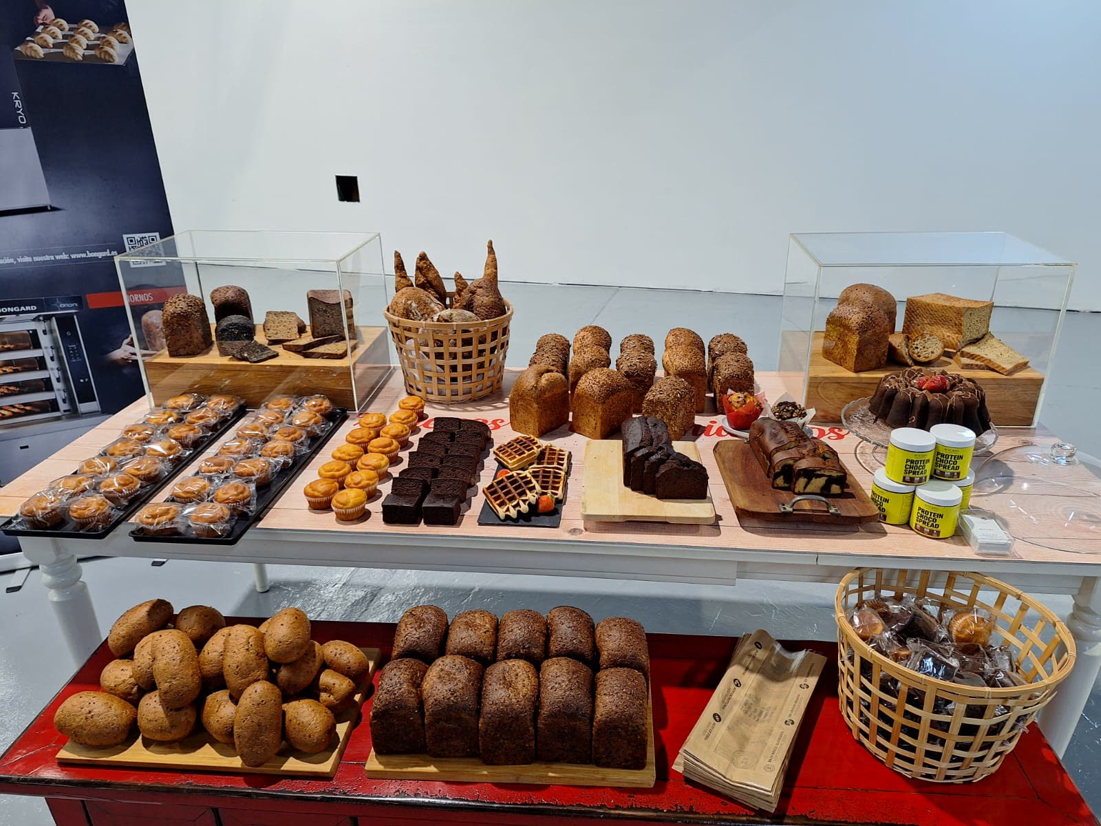 Mesa con panes, bizcochos y muffins